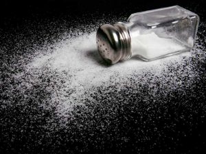 Обилие соли в рационе опасно для мозга и сердца