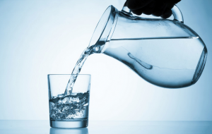 Медики категорически не рекомендуют пить воду во время еды