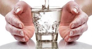 Чтобы цистит не вернулся, дополнительно выпивайте 6 чашек воды в день