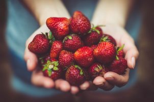 Какую опасность таят ранние фрукты и ягоды