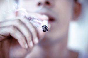 Риск потери зрения у курильщиков выше, чем у некурящих людей